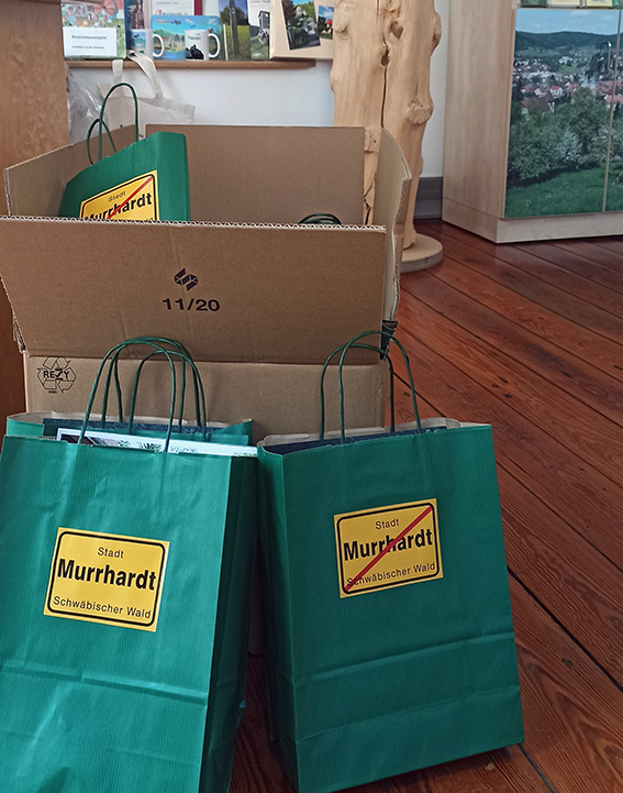 Die Willkommenstüten für die neuen Fünftklässler:innen sind gepackt.